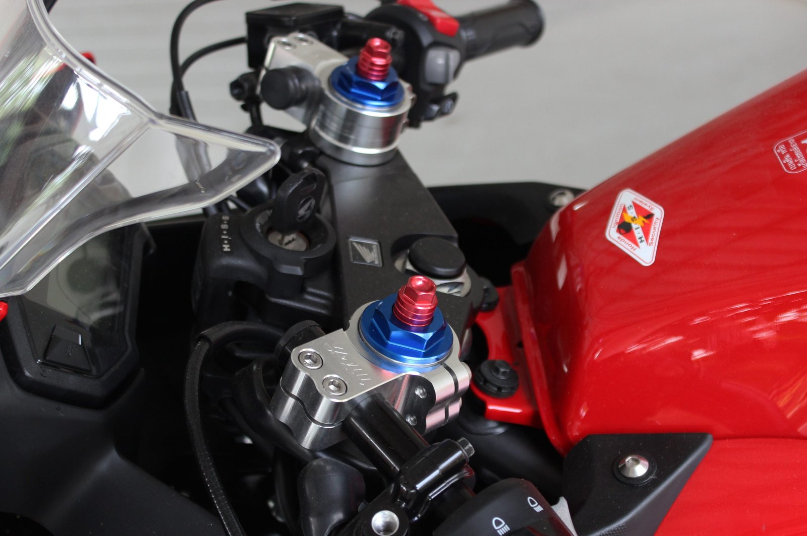 Front Fork Preload Adjusters, Pair, Blue/Red. CBR500R - Image 4