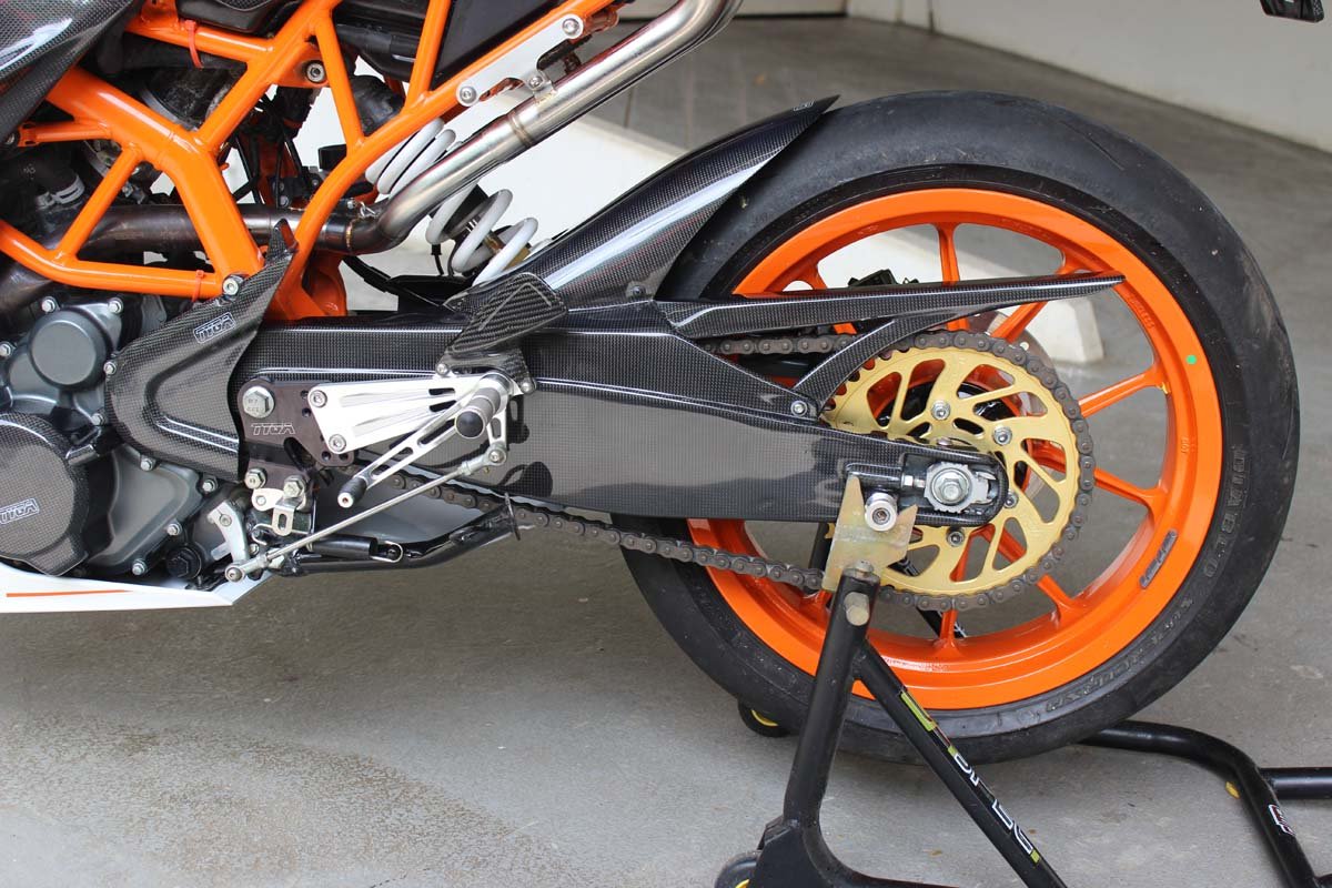 Rear Hugger/Chain Guard/SwingArm Cover Assembly (Carbon), KTM Duke and RC 125/200/250/390 - Image 4