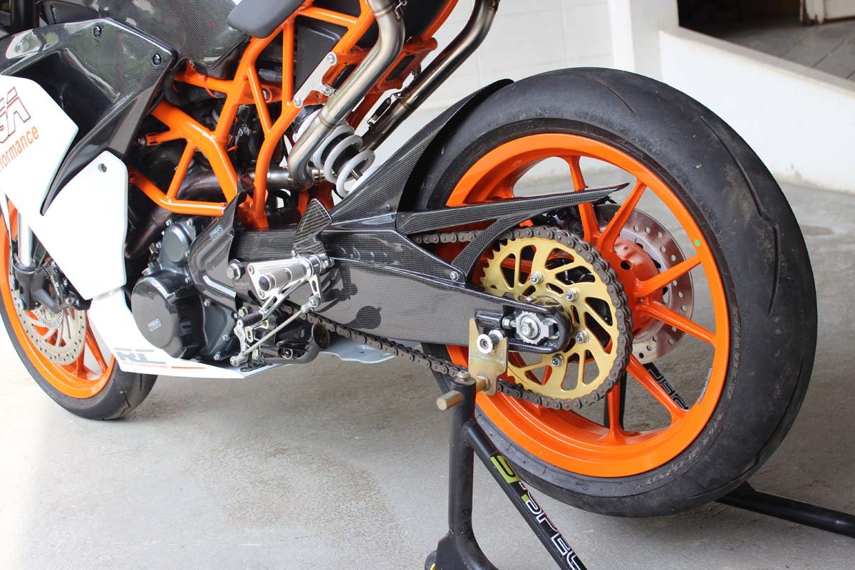 Rear Hugger/Chain Guard/SwingArm Cover Assembly (Carbon), KTM Duke and RC 125/200/250/390 - Image 5