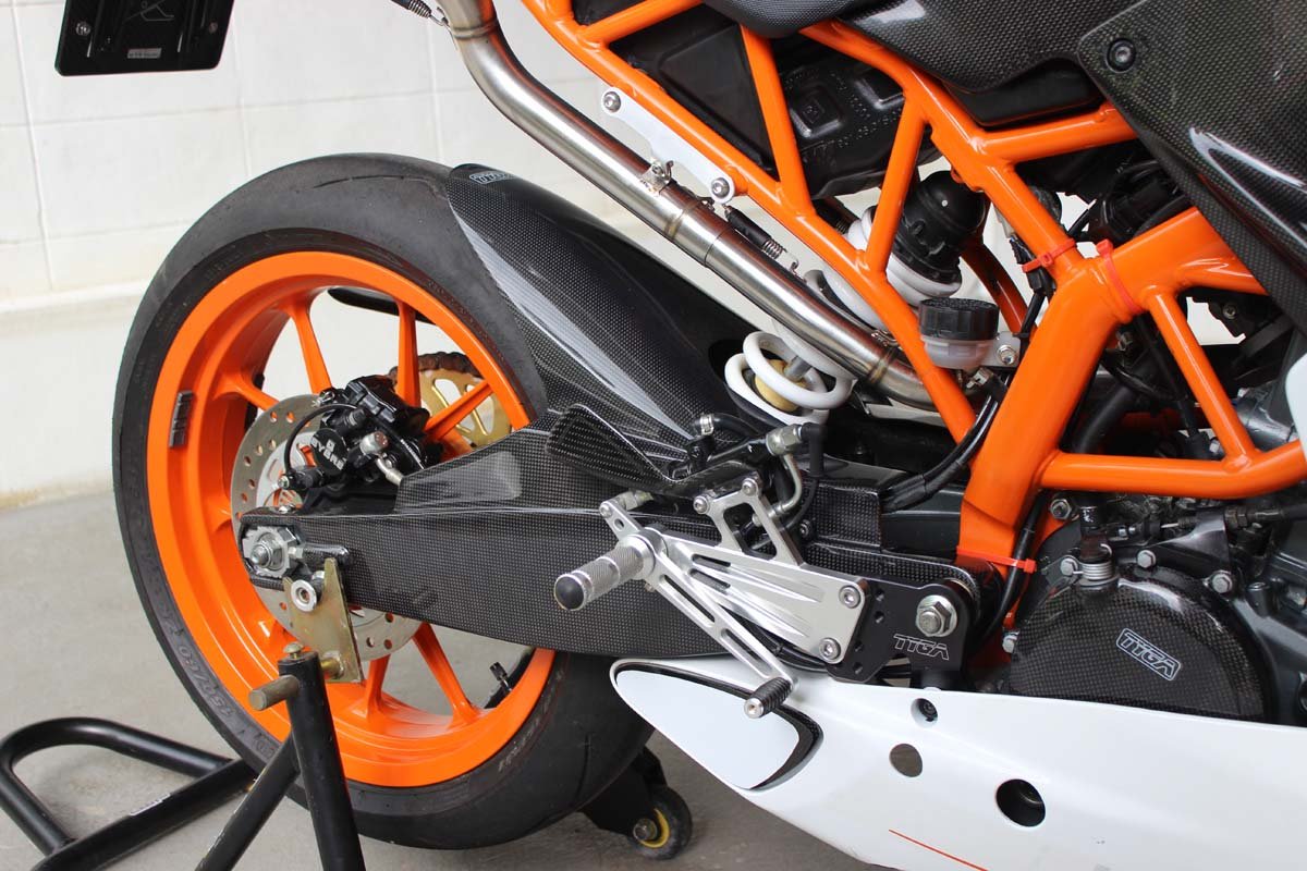 Rear Hugger/Chain Guard/SwingArm Cover Assembly (Carbon), KTM Duke and RC 125/200/250/390 - Image 7