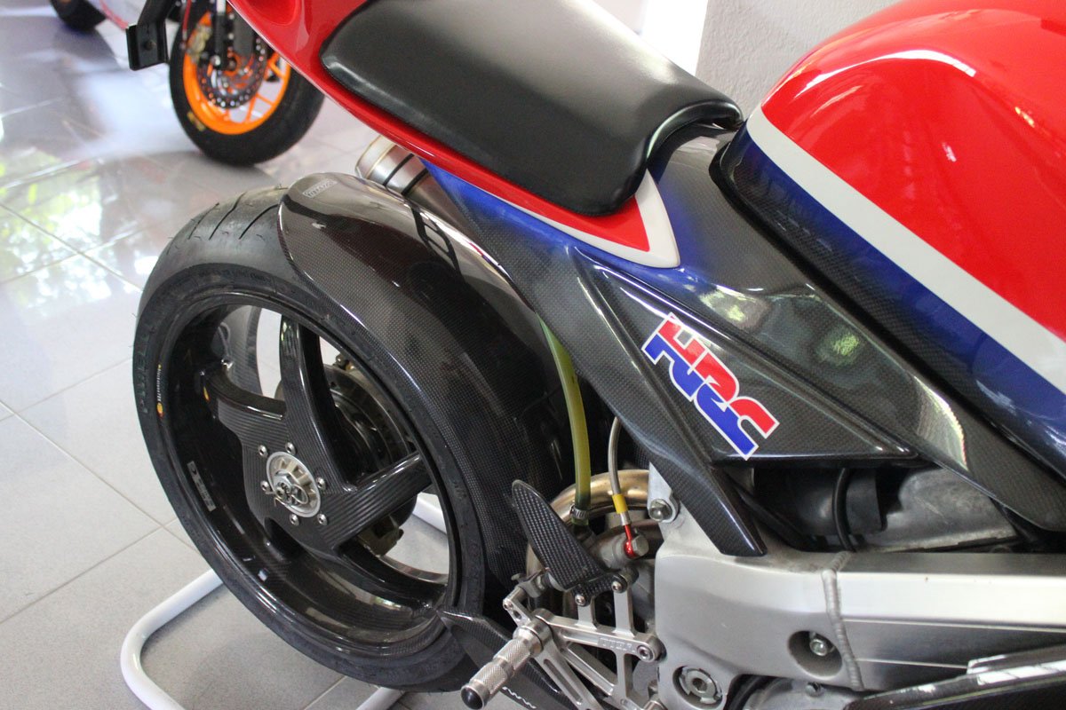 Rear Hugger (Carbon), RVF400 NC35, Wide Type, Assy. - Image 5