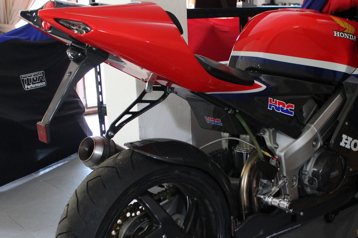 Rear Hugger (Carbon), RVF400 NC35, Wide Type, Assy. - Image 6