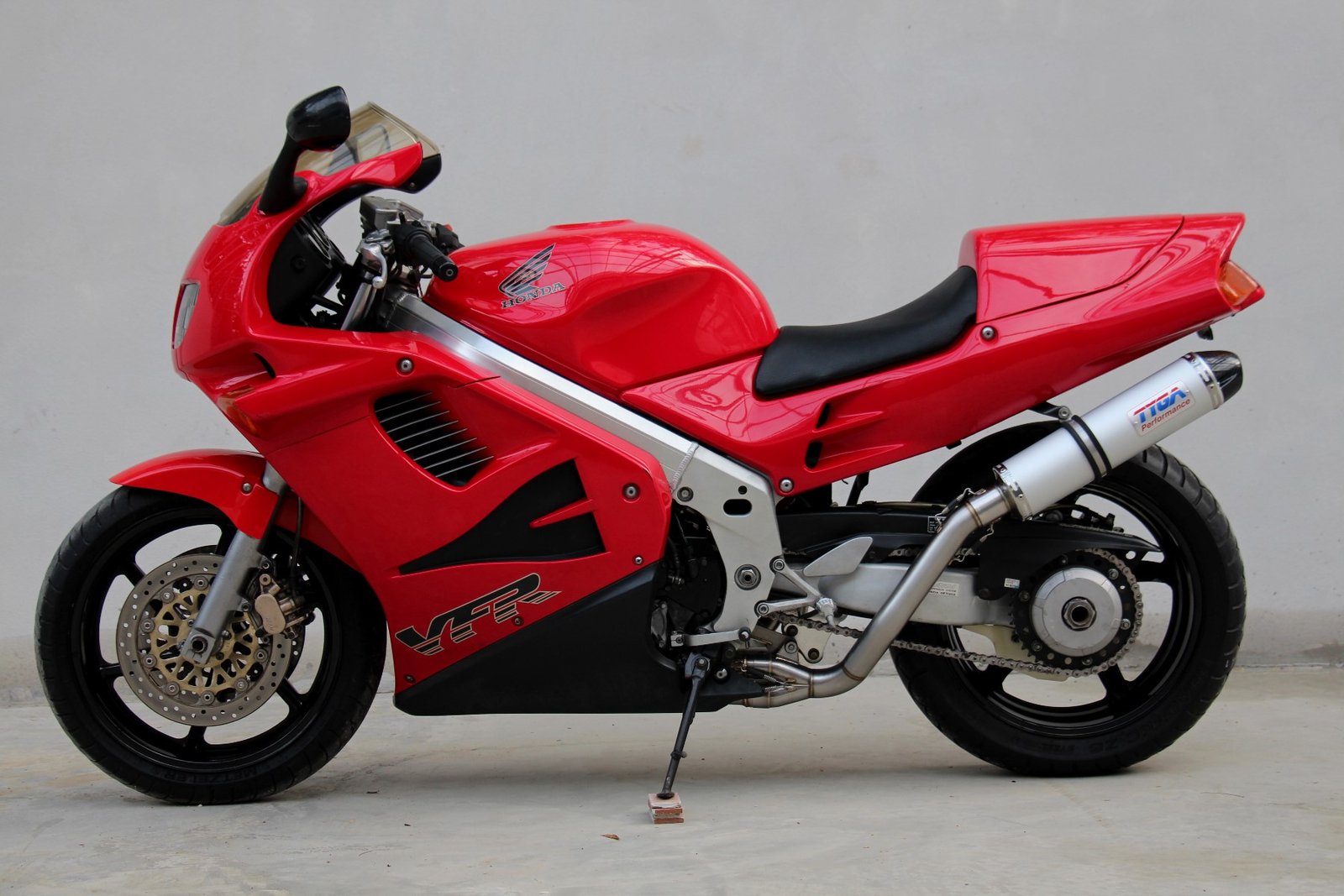 Set, Pipe, L.H Exit, Full Race System, VFR750F, Gen 4, '94-'97 Round Aluminium/Carbon End Cap Silencer - Image 3