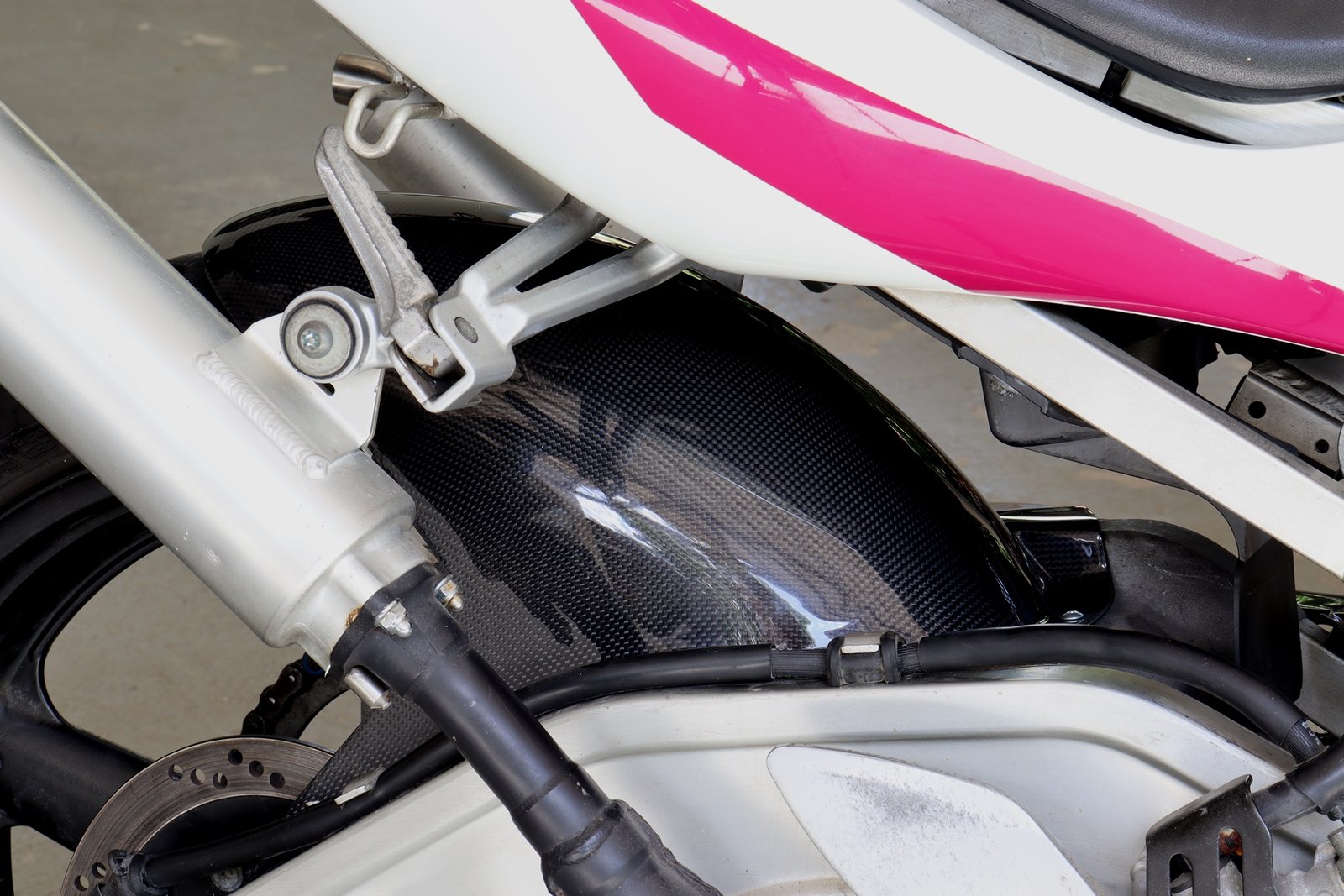 Rear Hugger/Chain Guard (Carbon), VJ23 RGV250 - Image 4