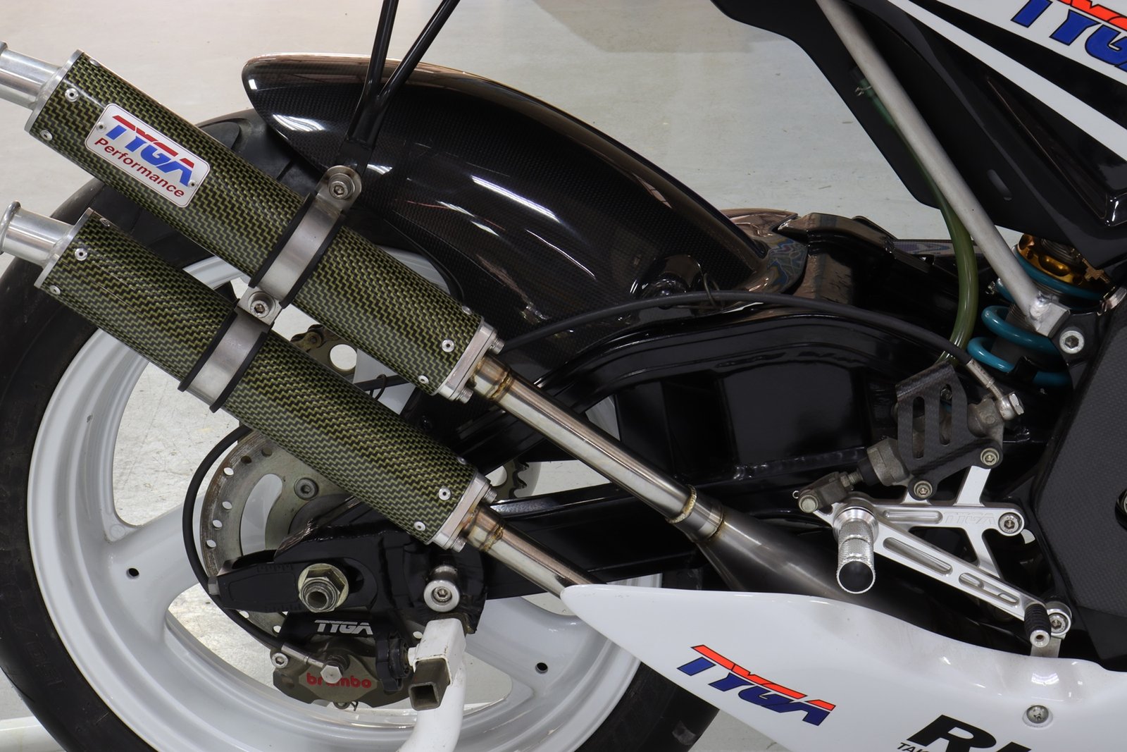 Rear Hugger/Chain Guard (Carbon), VJ22 RGV250 - Image 7