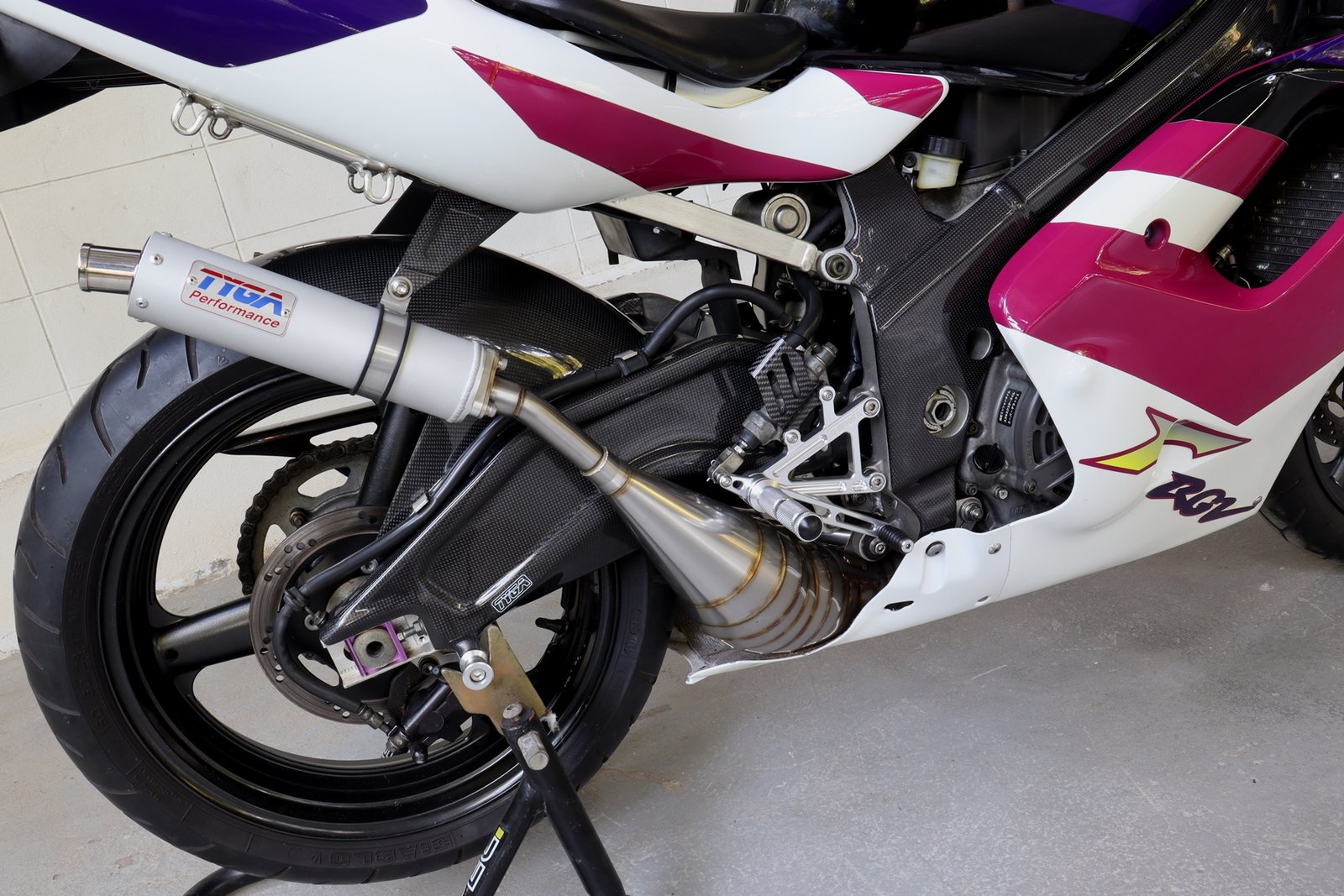 Swing Arm Cover, Right, Carbon, Suzuki RGV250 VJ23 - Image 4