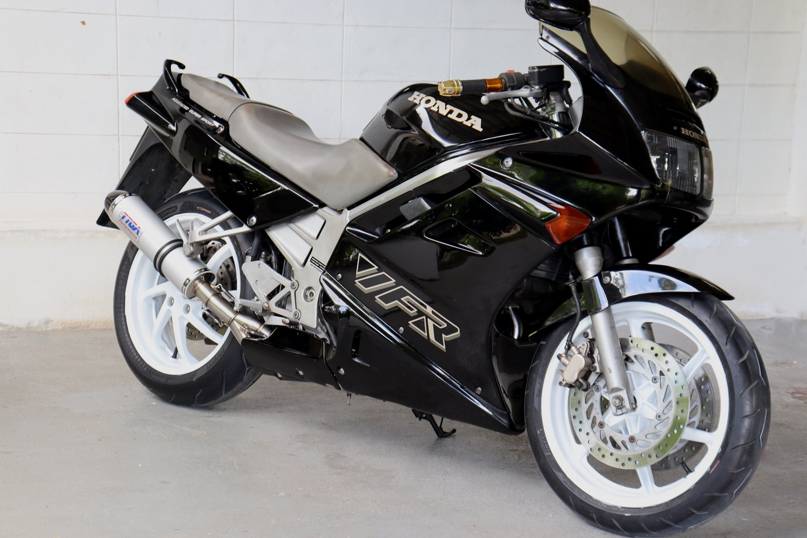 Set, Pipe, R.H Exit, Full Race System, Round Aluminium Silencer/ Carbon End Cap ,VFR750F, 3rd Gen, 90-93 - Image 3