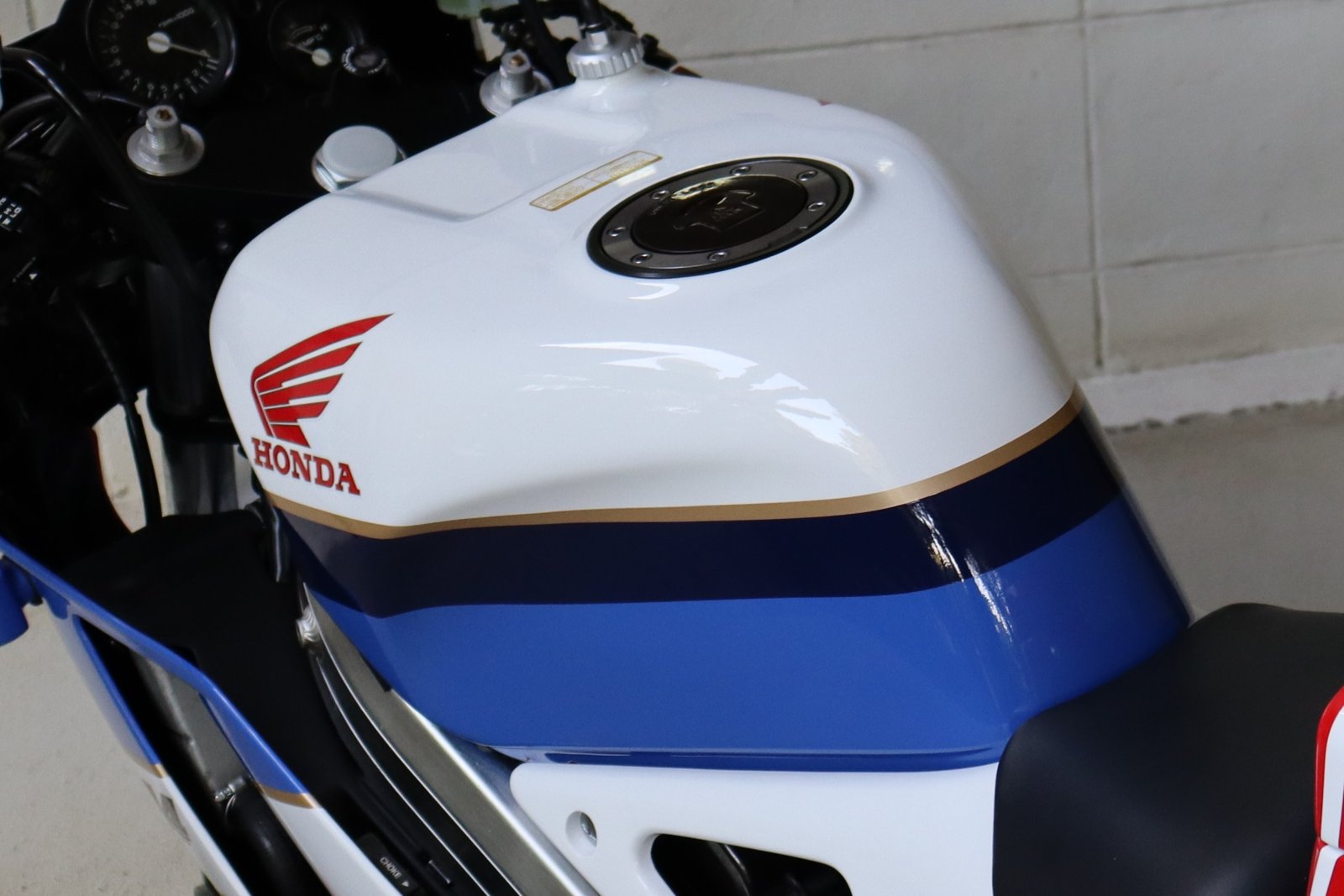 Fuel Tank, GRP, VFR400R NC30, Painted Type1 - Image 9